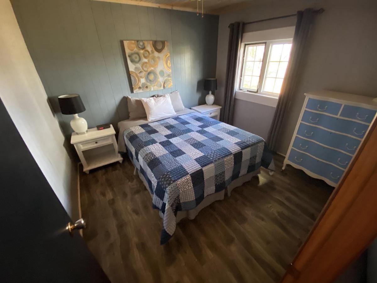 The Pines Motel And Cottages Rustico Bagian luar foto