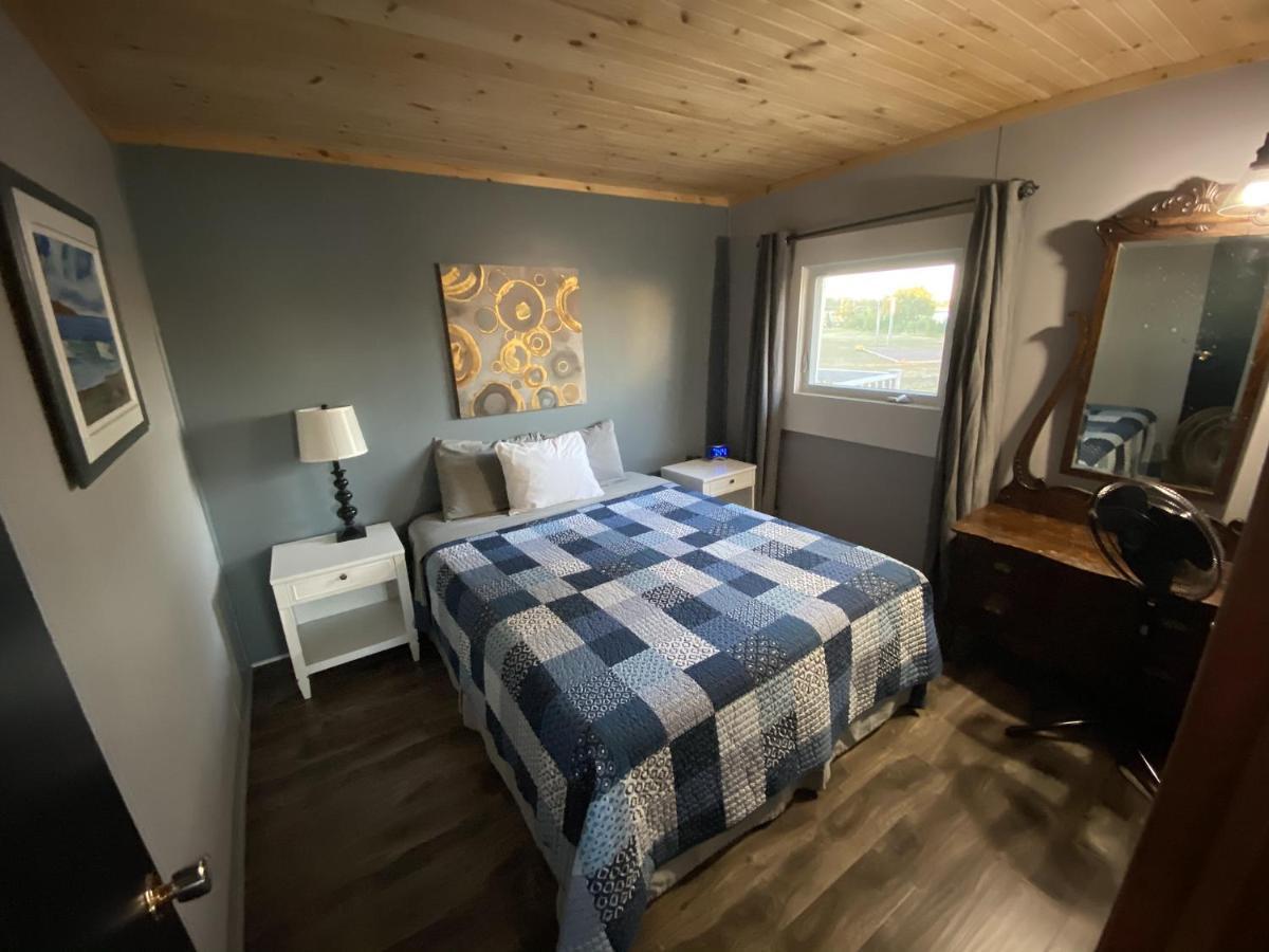 The Pines Motel And Cottages Rustico Bagian luar foto