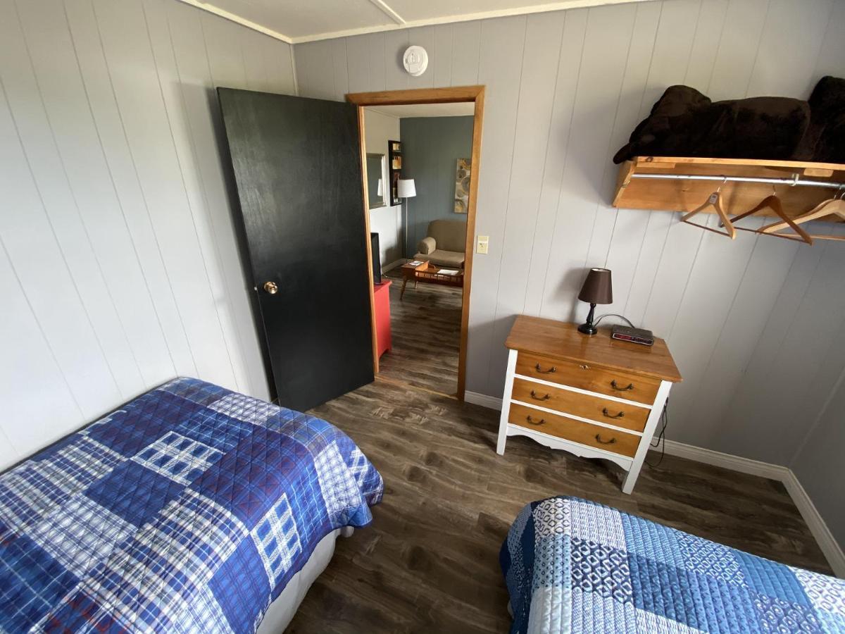 The Pines Motel And Cottages Rustico Bagian luar foto