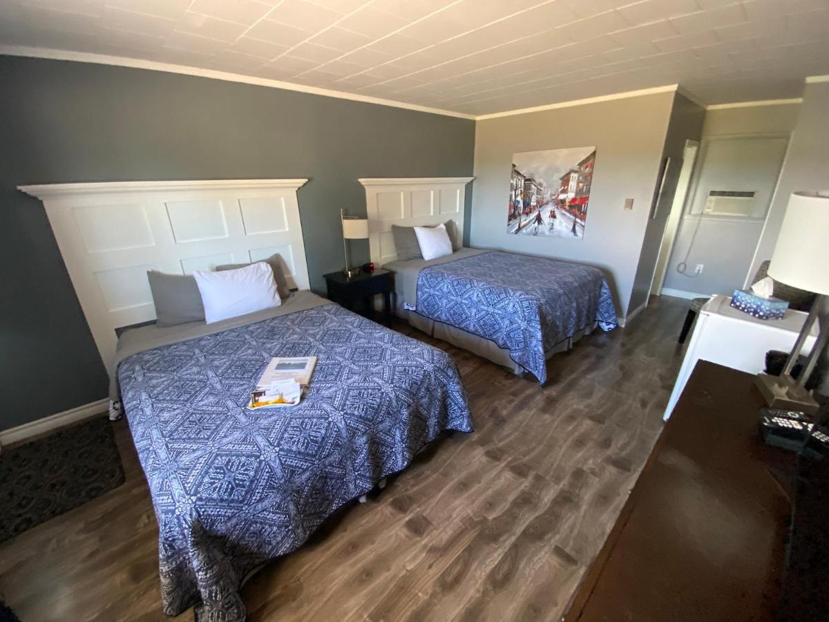 The Pines Motel And Cottages Rustico Bagian luar foto