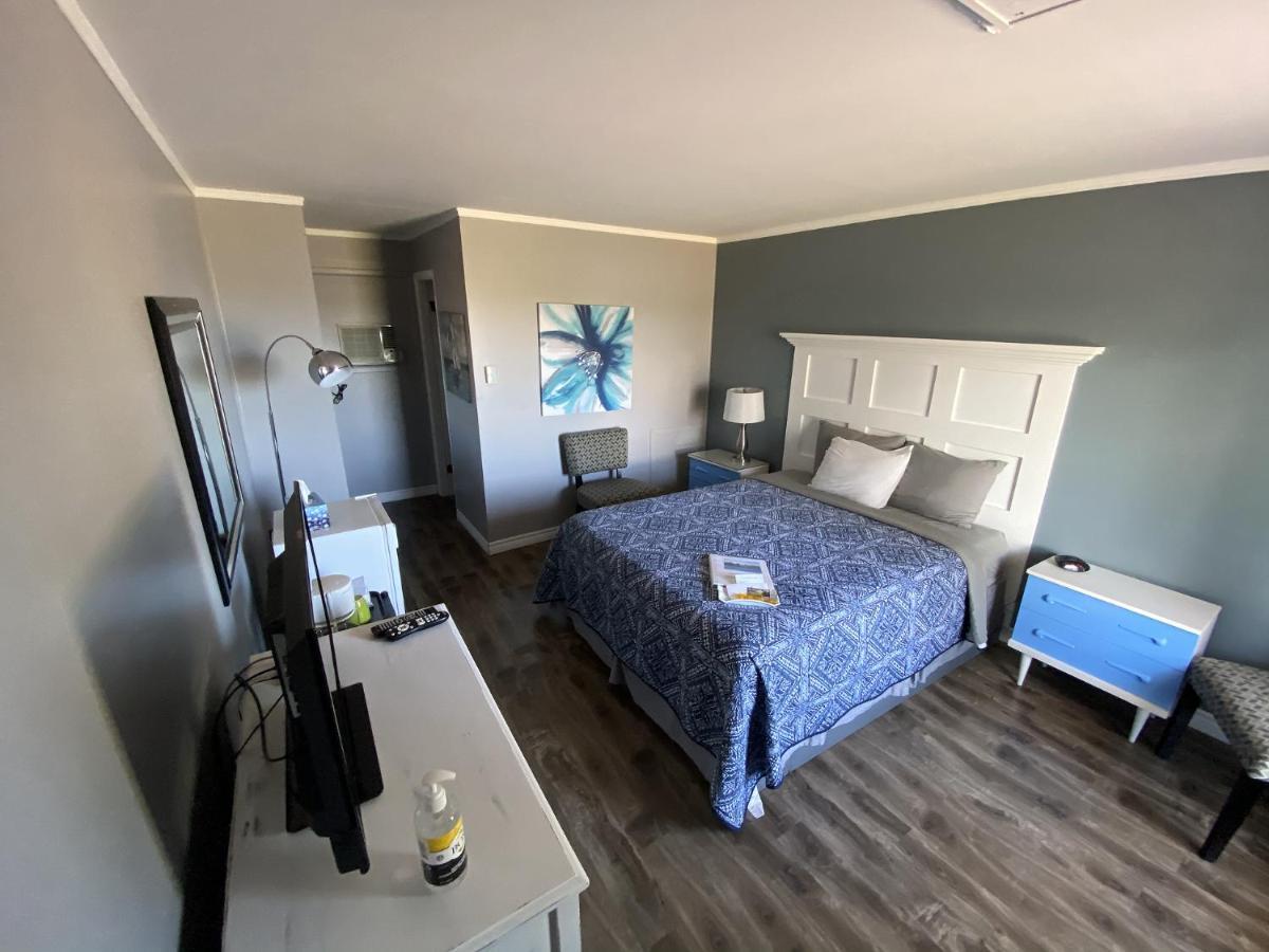The Pines Motel And Cottages Rustico Bagian luar foto