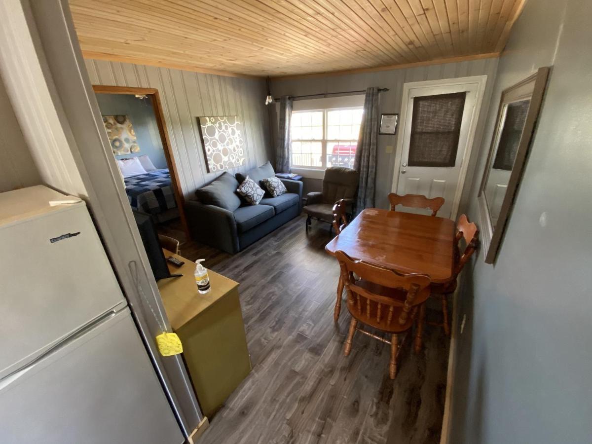 The Pines Motel And Cottages Rustico Bagian luar foto