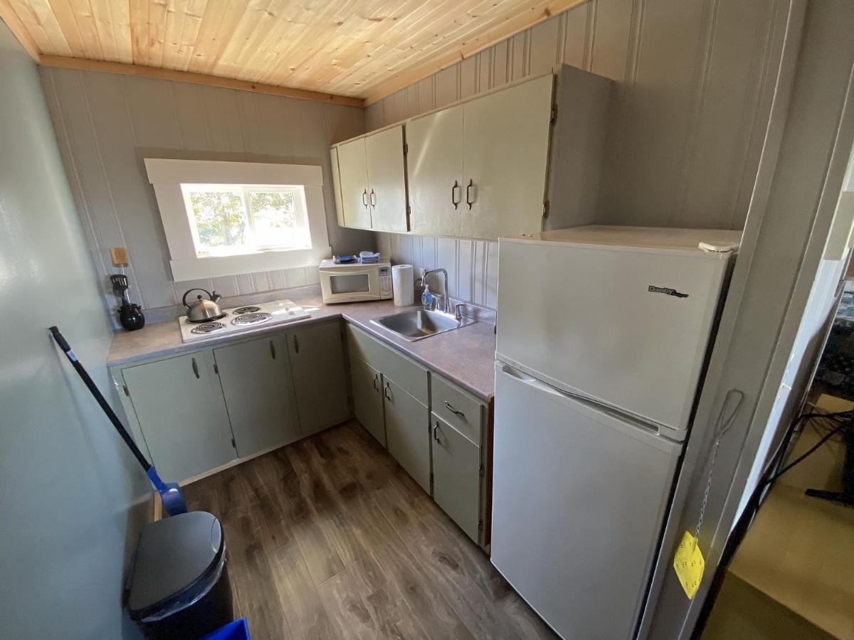 The Pines Motel And Cottages Rustico Bagian luar foto