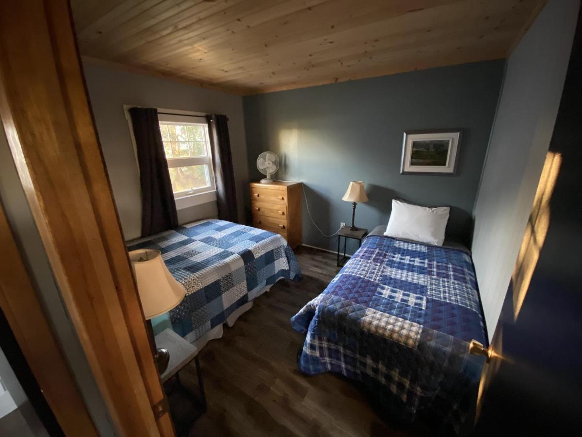 The Pines Motel And Cottages Rustico Bagian luar foto
