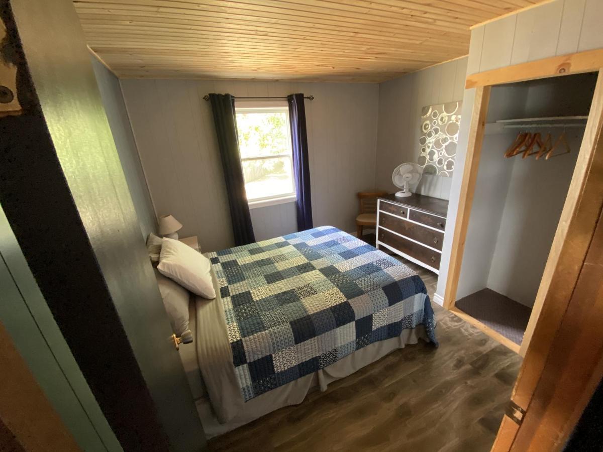 The Pines Motel And Cottages Rustico Bagian luar foto