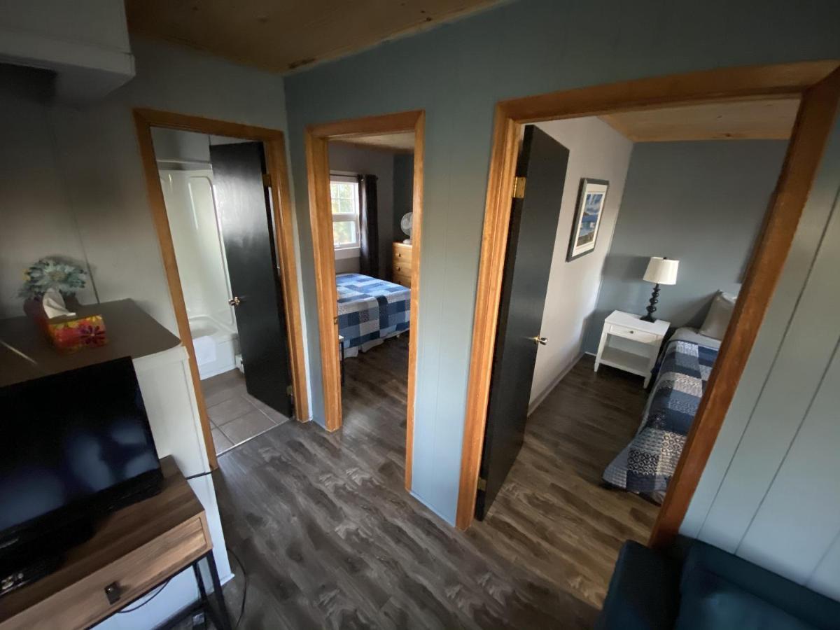 The Pines Motel And Cottages Rustico Bagian luar foto