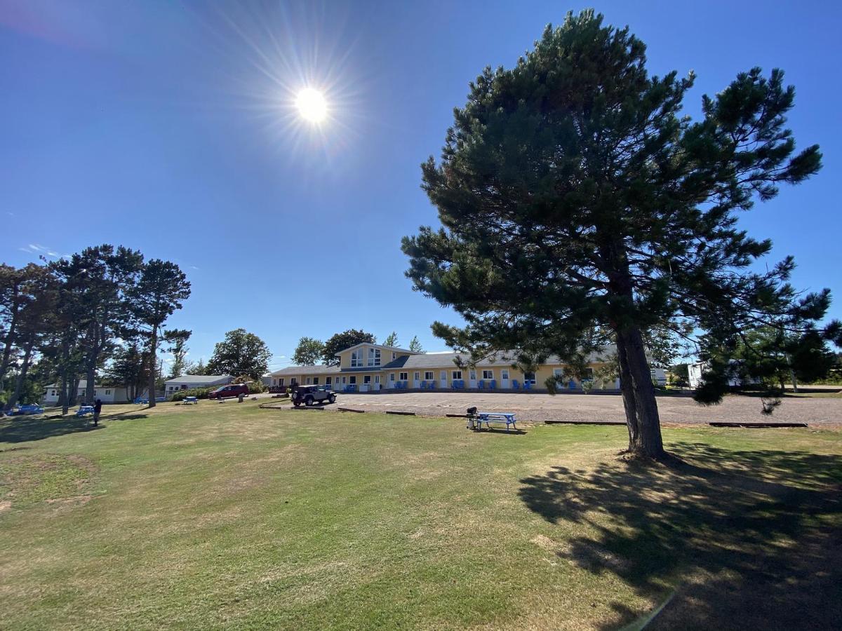 The Pines Motel And Cottages Rustico Bagian luar foto
