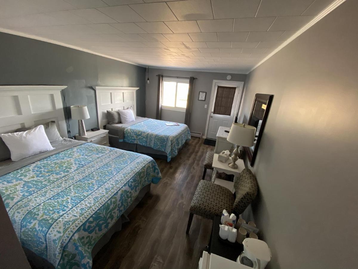 The Pines Motel And Cottages Rustico Bagian luar foto