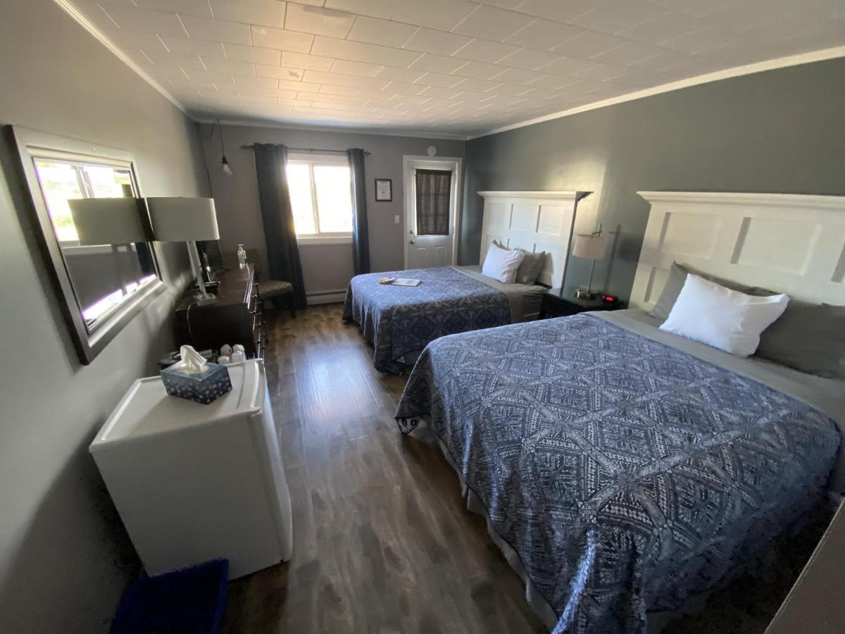 The Pines Motel And Cottages Rustico Bagian luar foto