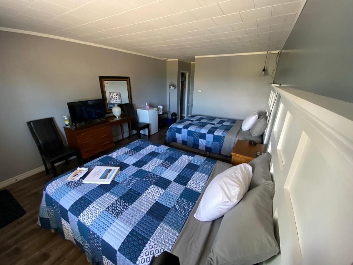 The Pines Motel And Cottages Rustico Bagian luar foto