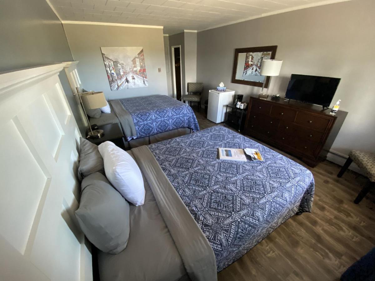 The Pines Motel And Cottages Rustico Bagian luar foto