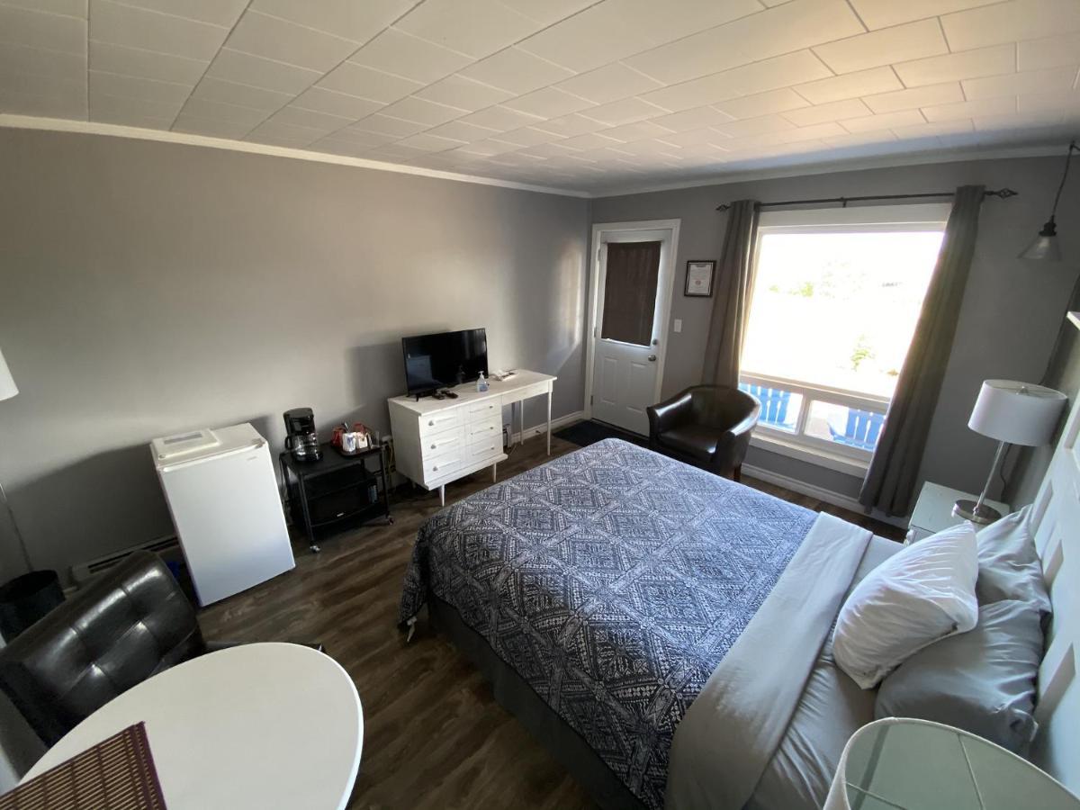 The Pines Motel And Cottages Rustico Bagian luar foto