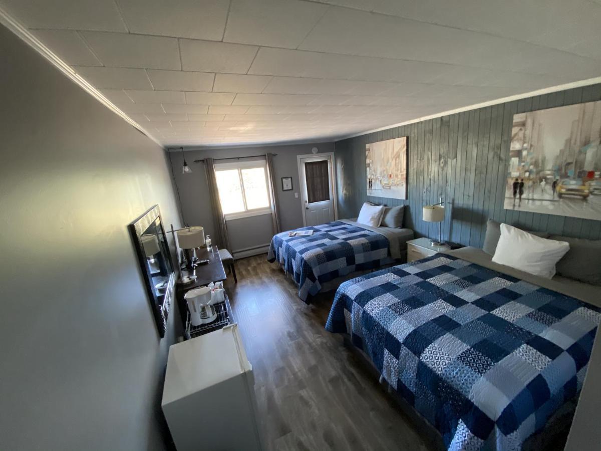 The Pines Motel And Cottages Rustico Bagian luar foto