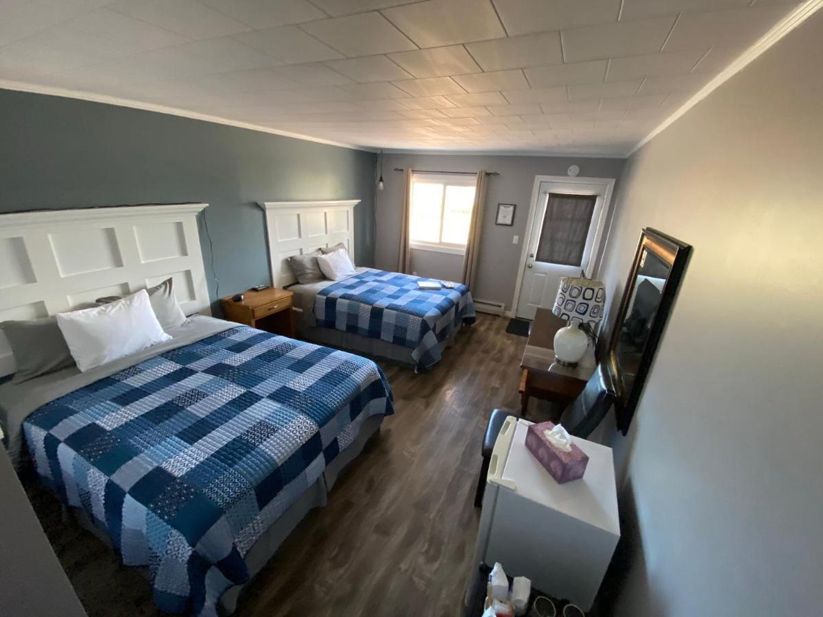 The Pines Motel And Cottages Rustico Bagian luar foto