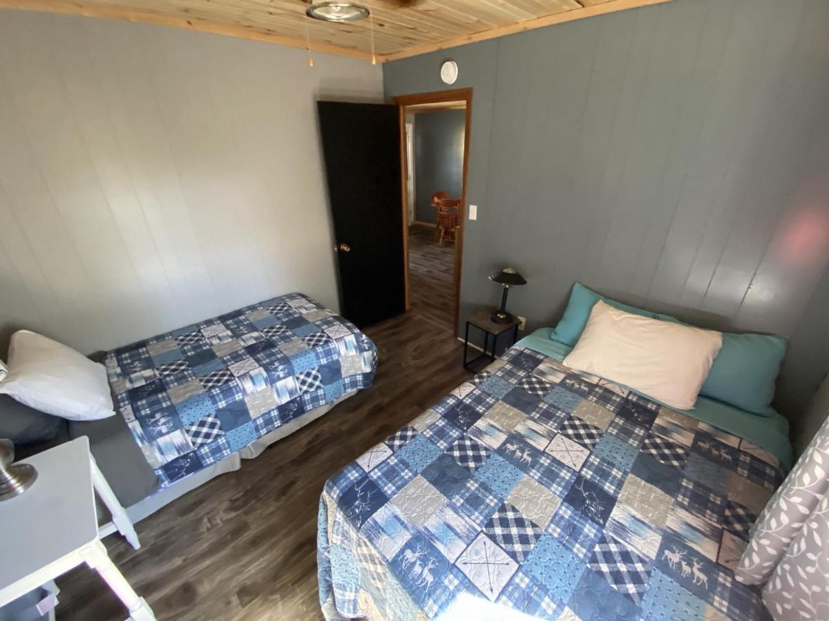 The Pines Motel And Cottages Rustico Bagian luar foto