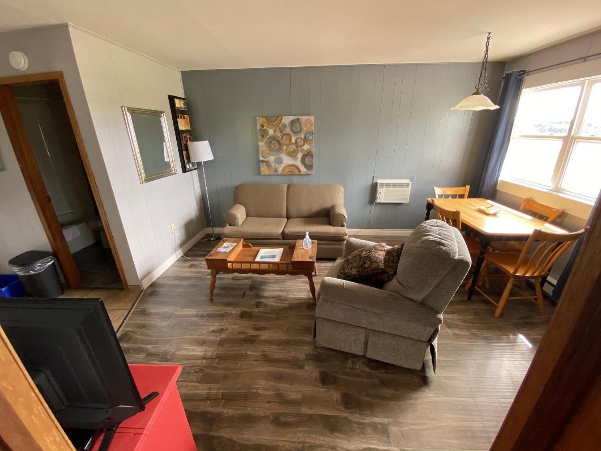 The Pines Motel And Cottages Rustico Bagian luar foto