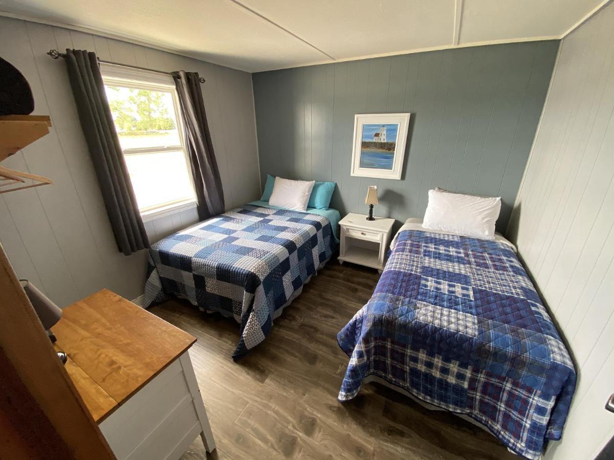 The Pines Motel And Cottages Rustico Bagian luar foto