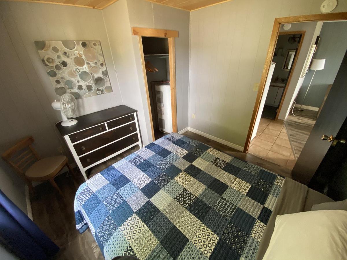The Pines Motel And Cottages Rustico Bagian luar foto