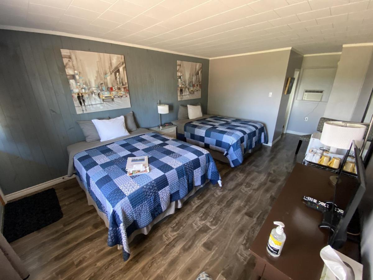 The Pines Motel And Cottages Rustico Bagian luar foto