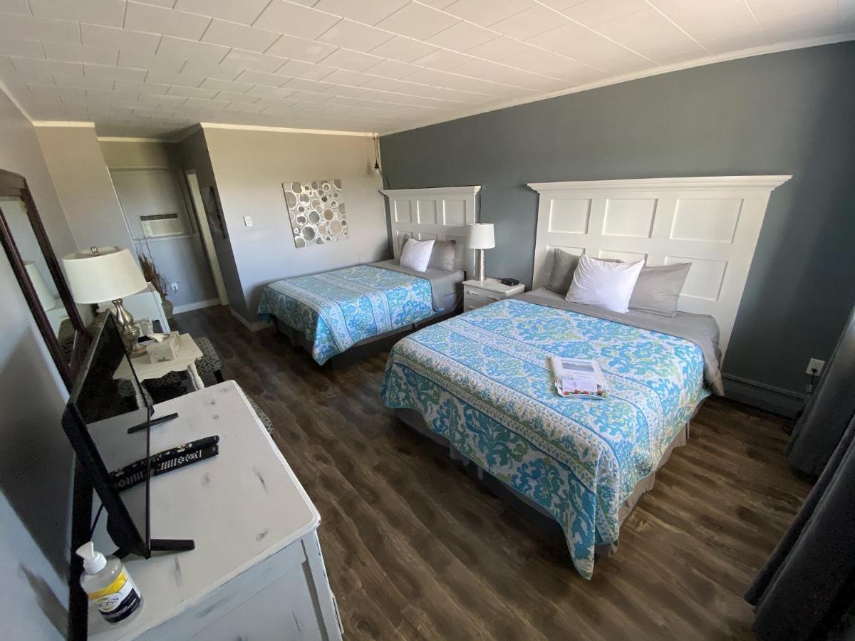 The Pines Motel And Cottages Rustico Bagian luar foto