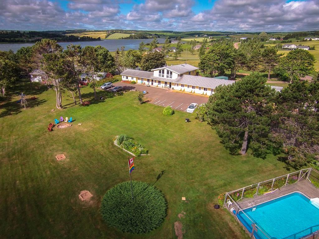 The Pines Motel And Cottages Rustico Bagian luar foto